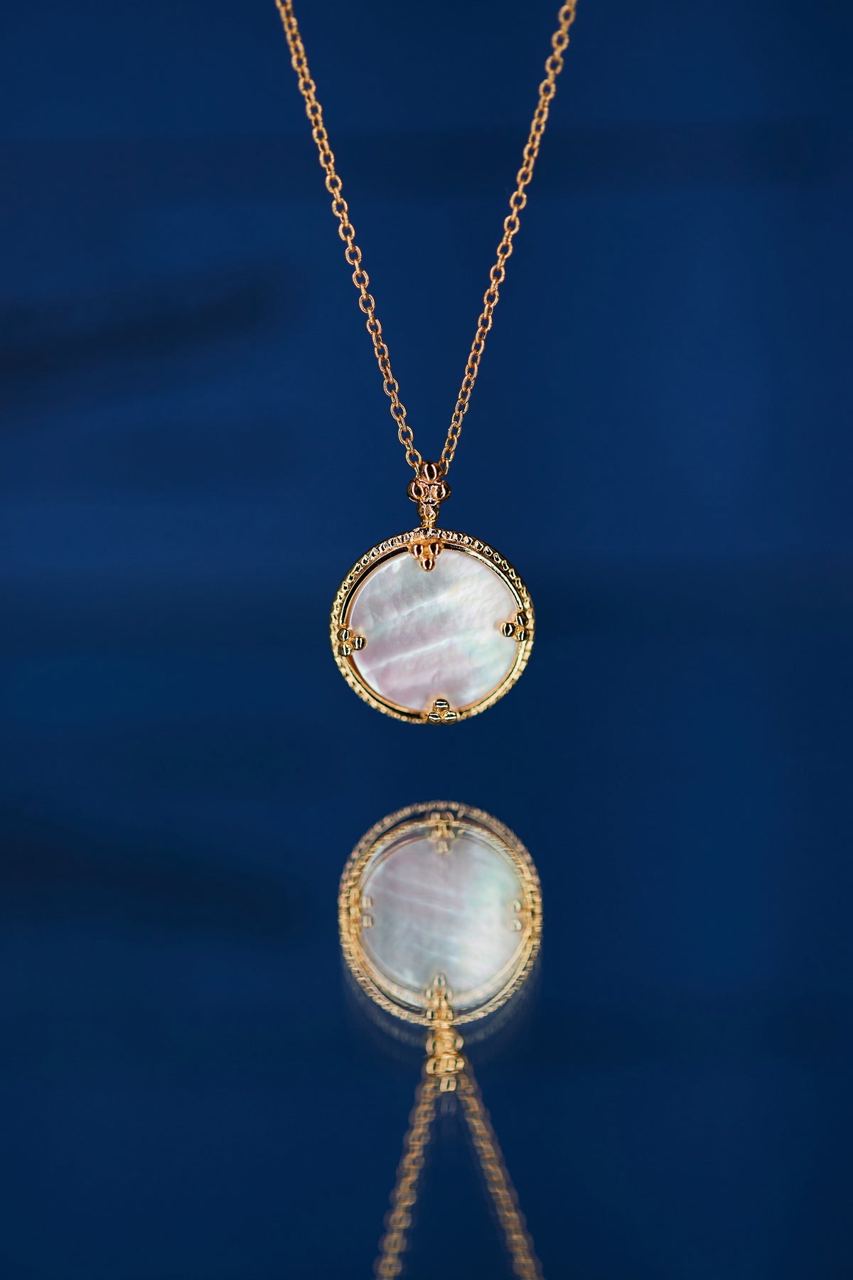 Collier Pendentif Broche En Doré Avec Nacre Naturelle Et Perle Blanche - Style Art Nouveau, Neuf Sans Emballage
