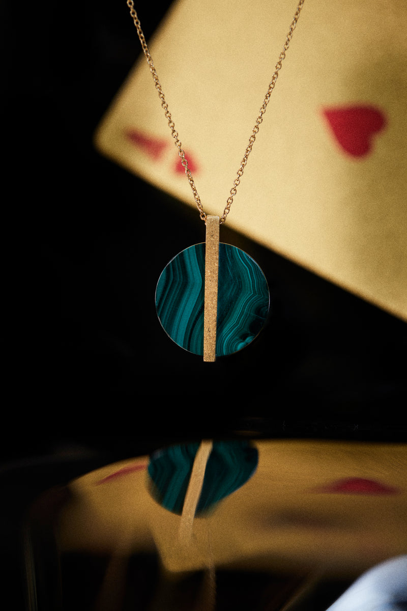 Collier pendentif acier doré motif et malachite SO OR Collier pendentif acier doré motif et malachite SO OR